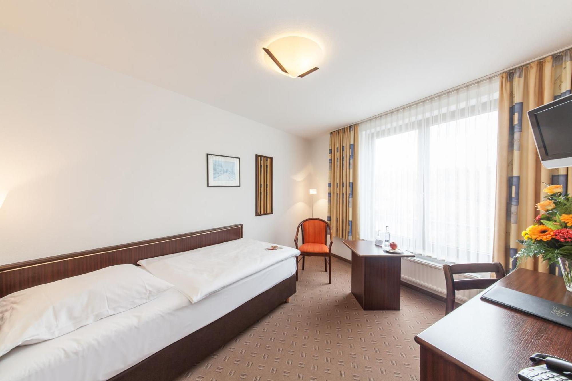 Hotel Strijewski Wolfsburg Bagian luar foto